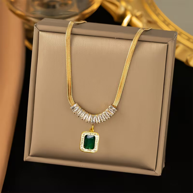 Gema - Collar Prisma de Esmeralda Regalia | Dorado
