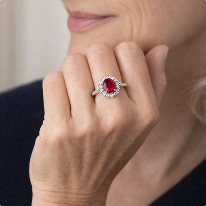 Anillo Clásico de Rubí con Halo
