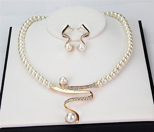 Set de Collar y Aretes de Perlas Naturales