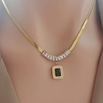 Gema - Collar Prisma de Esmeralda Regalia | Dorado