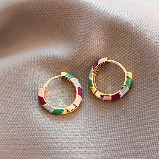 Purificación - Pendientes Elegantes con Esmalte Dorado