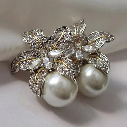 Hildegarda - Pendientes Florales en Oro Blanco