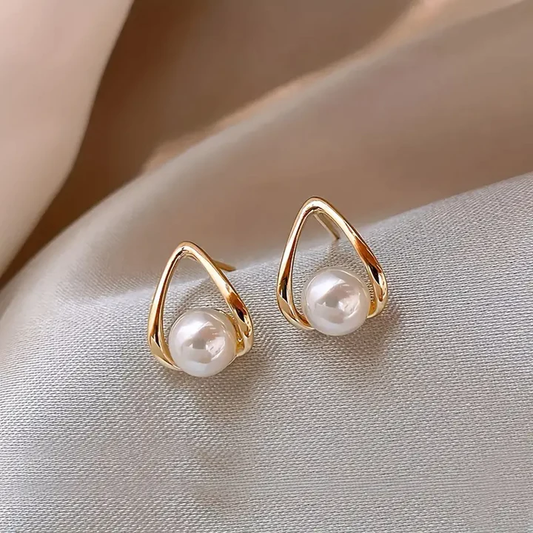 Aretes Elegantes de Perla con Triángulo Calado