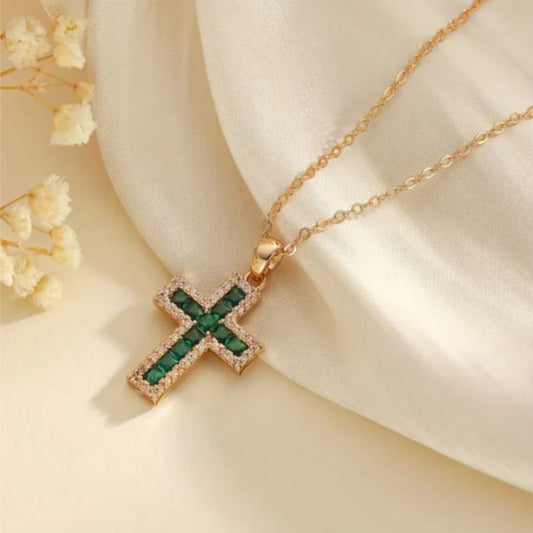 Collar de Oro con Cruz de Esmeralda Solene