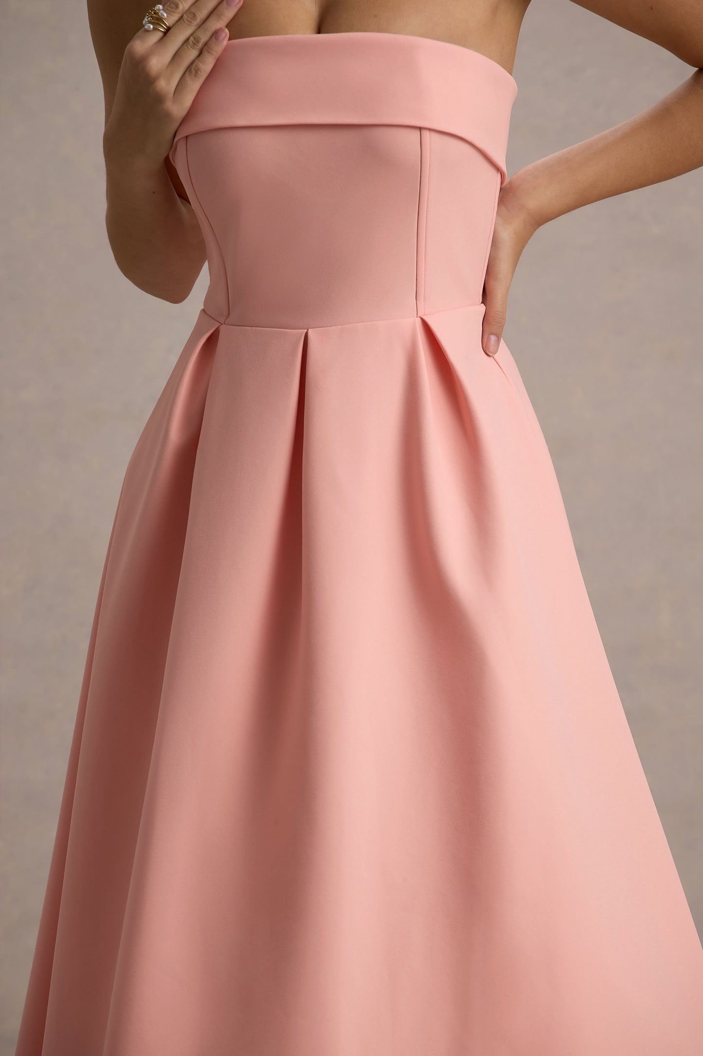 Ana - Vestido Midi con Estilo y Escote de Hombros Descubiertos