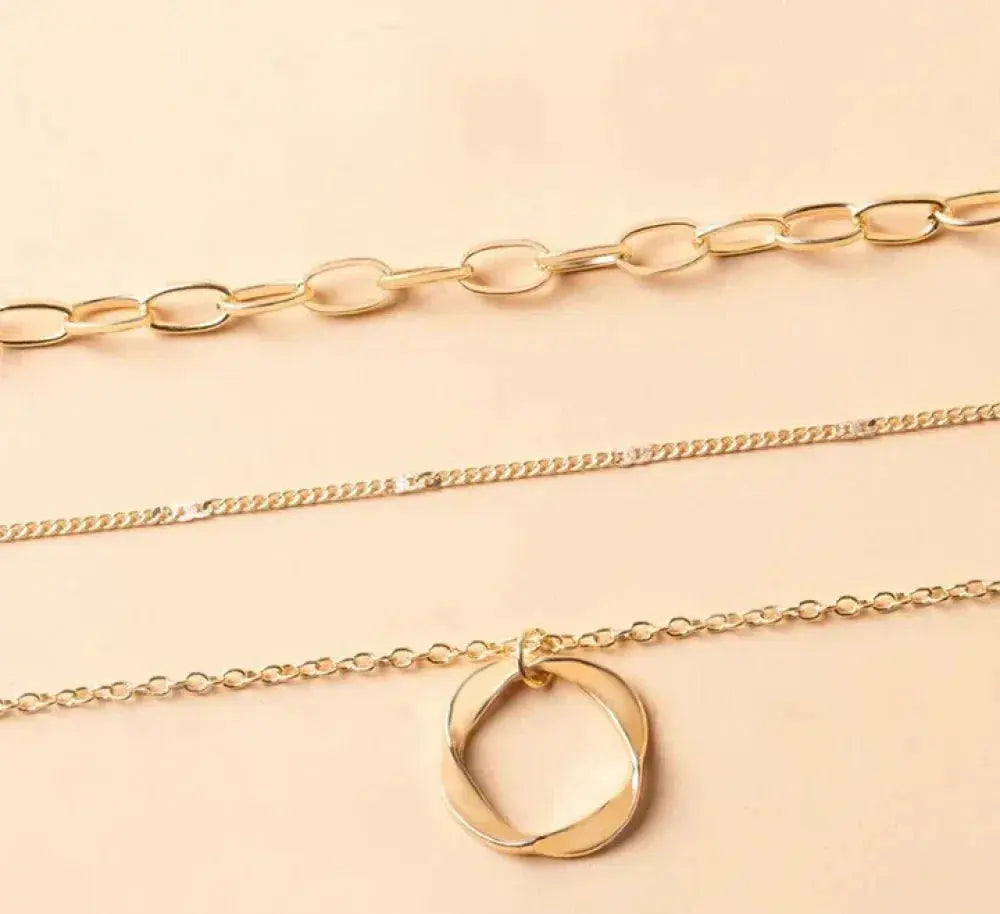 Trinidad - Collar Dorado Clásico de Capas con Colgante
